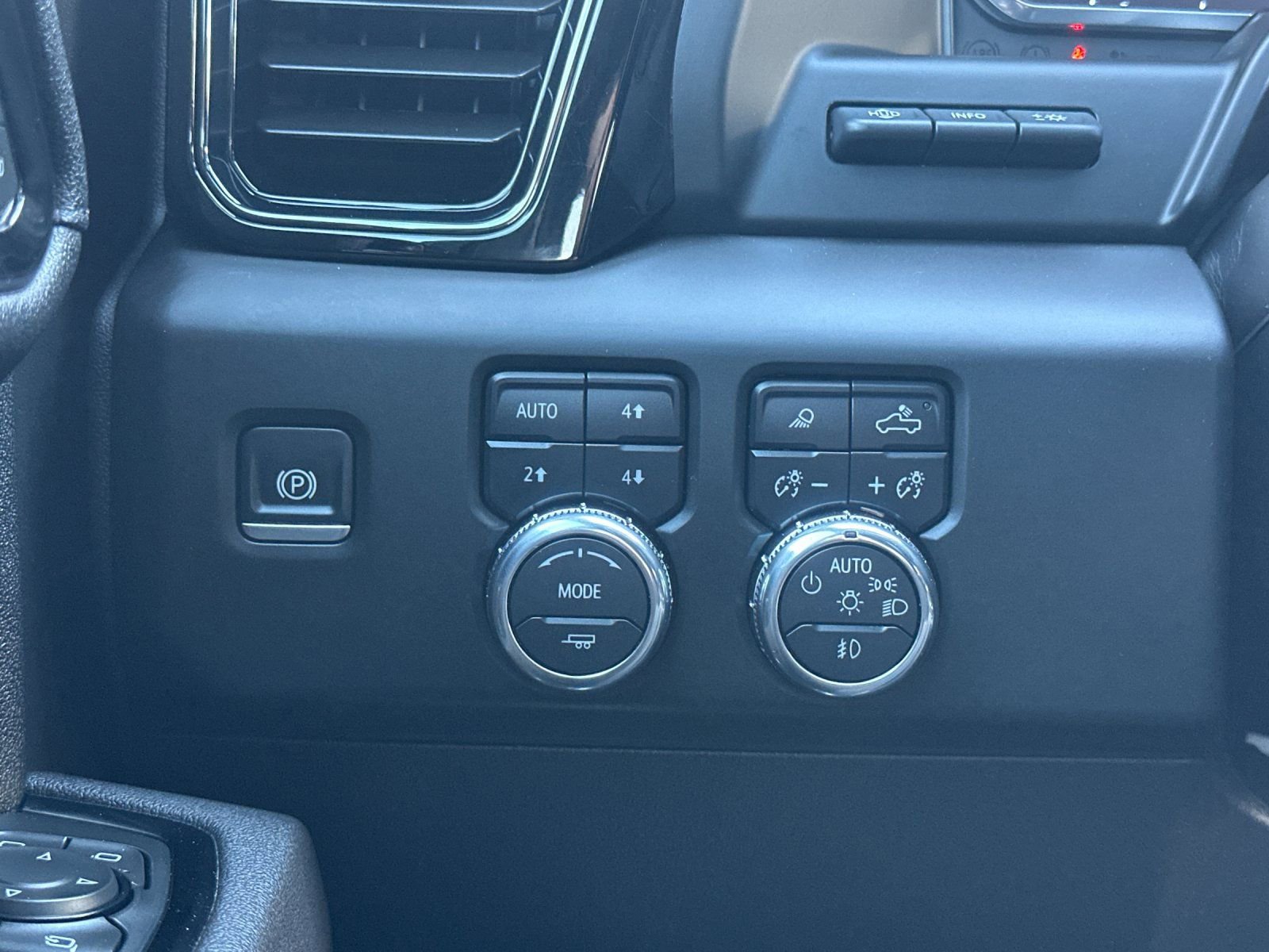 Used 2025 GMC Sierra 1500 AT4 w/ AT4 Premium Package image 31