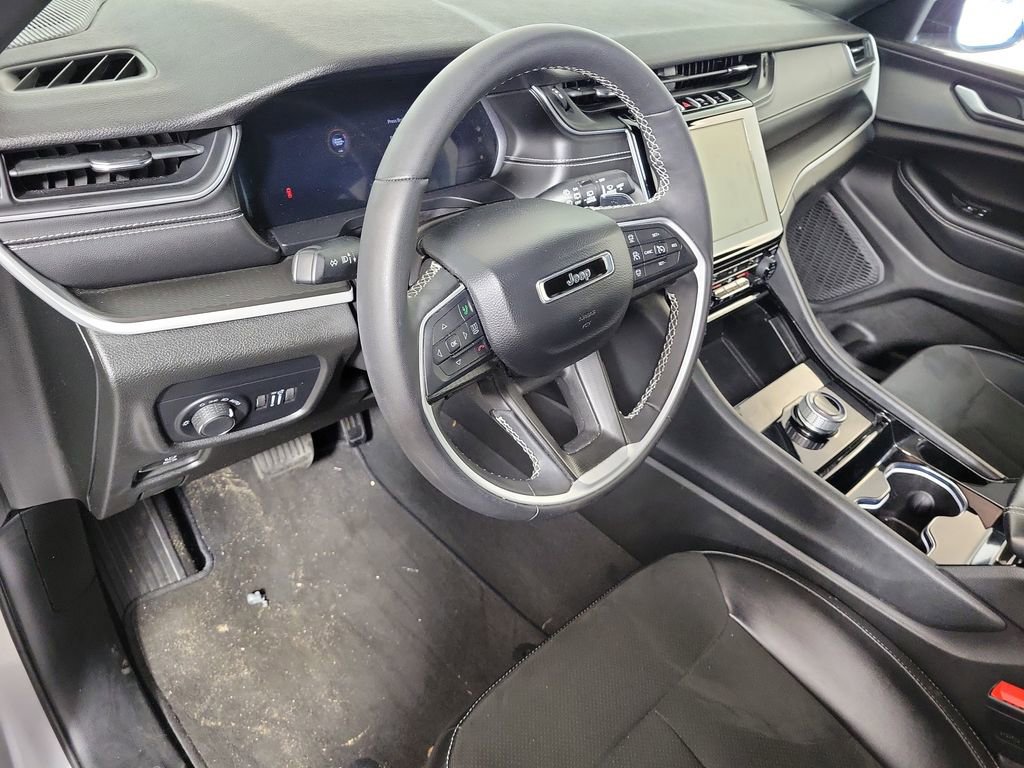 Used 2023 Jeep Grand Cherokee L Laredo RWD image 10