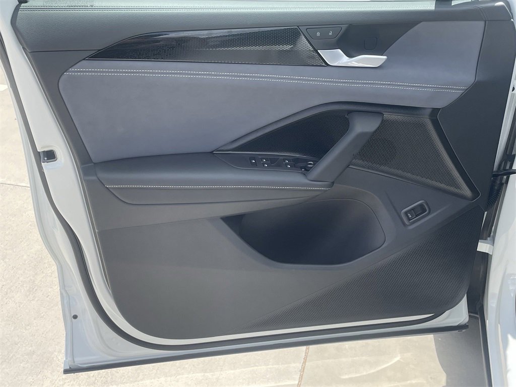 New 2025 Volkswagen Tiguan SE R-Line image 10