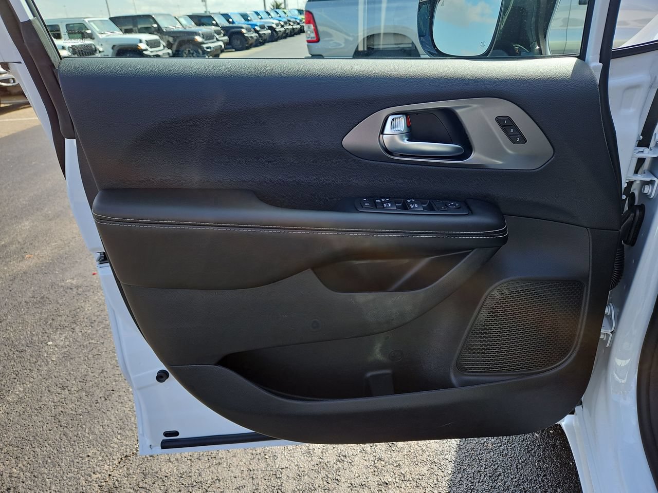 New 2026 Chrysler Pacifica Select w/ S Appearance Package FWD image 20