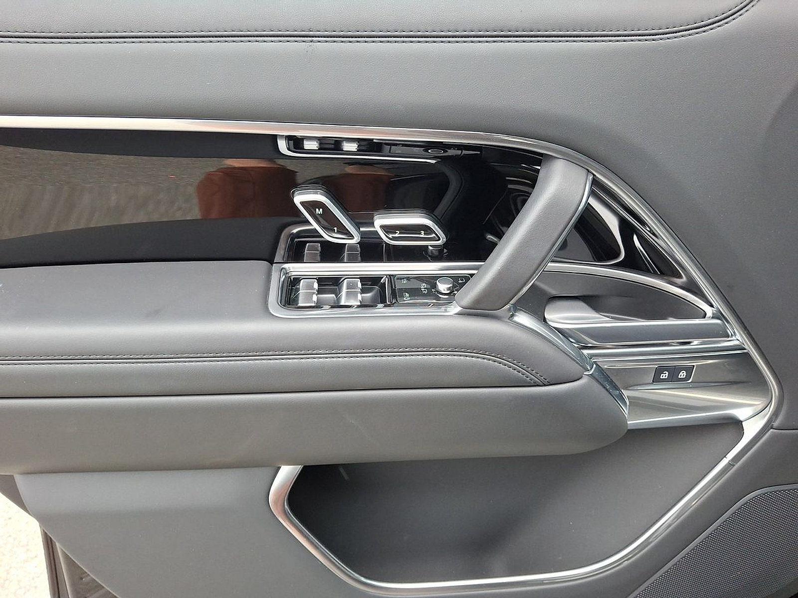 Certified 2025 Land Rover Range Rover SE AWD/4WD image 18