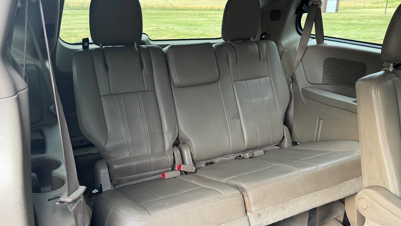 Used 2014 Chrysler Town & Country Touring FWD image 11