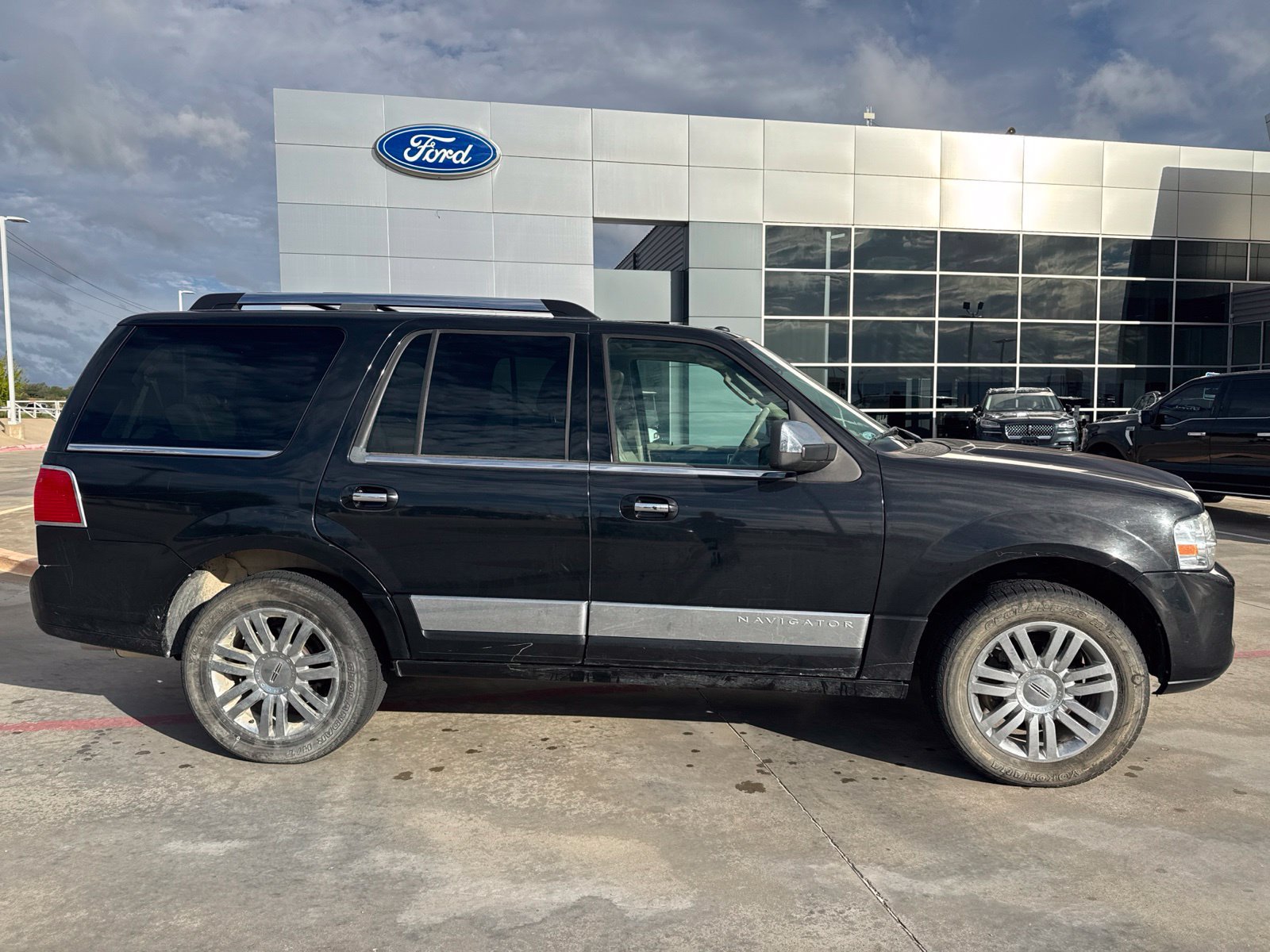 Used 2010 Lincoln Navigator 2WD image 2