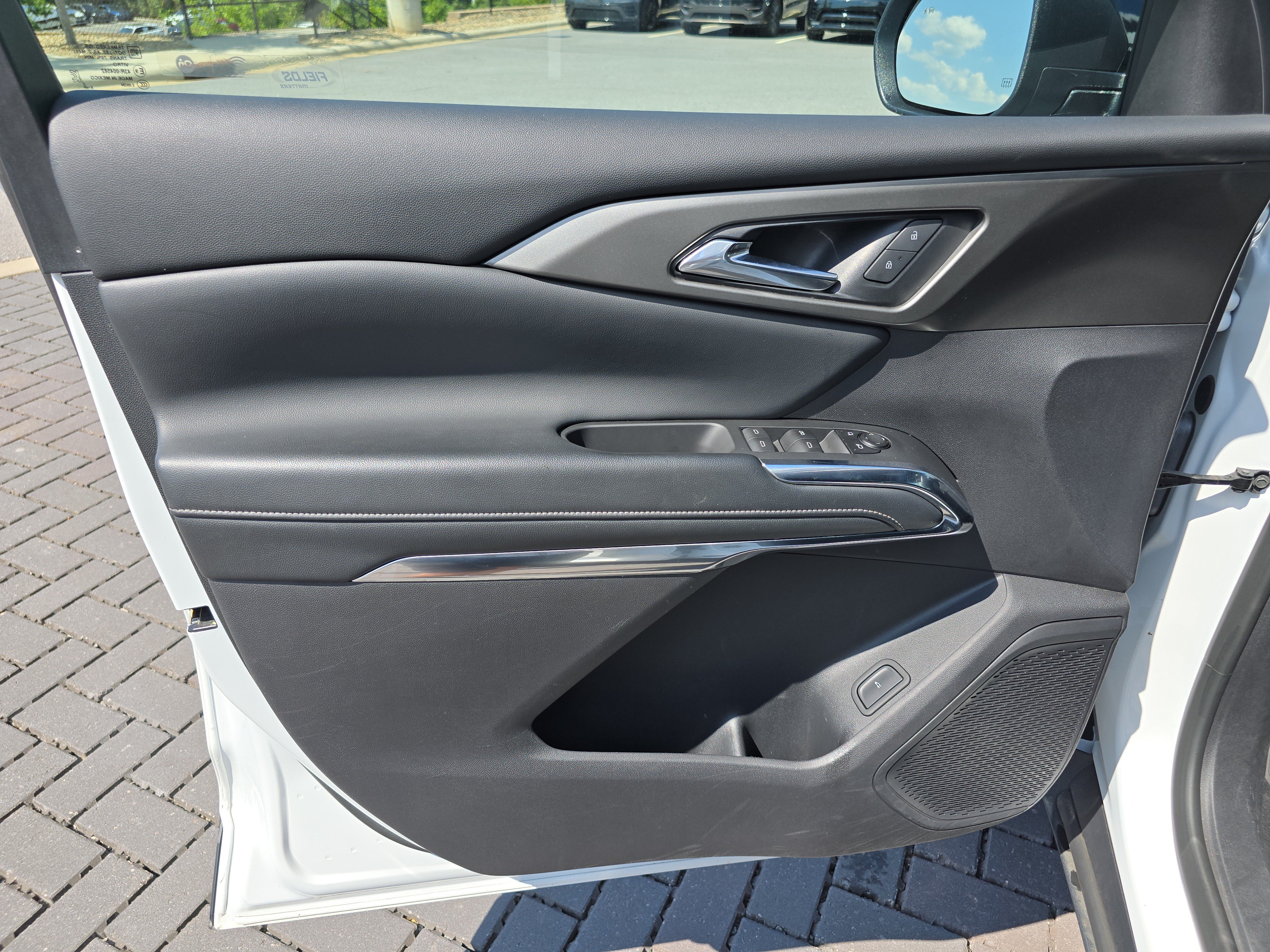 Used 2025 Chevrolet Traverse LT FWD image 18