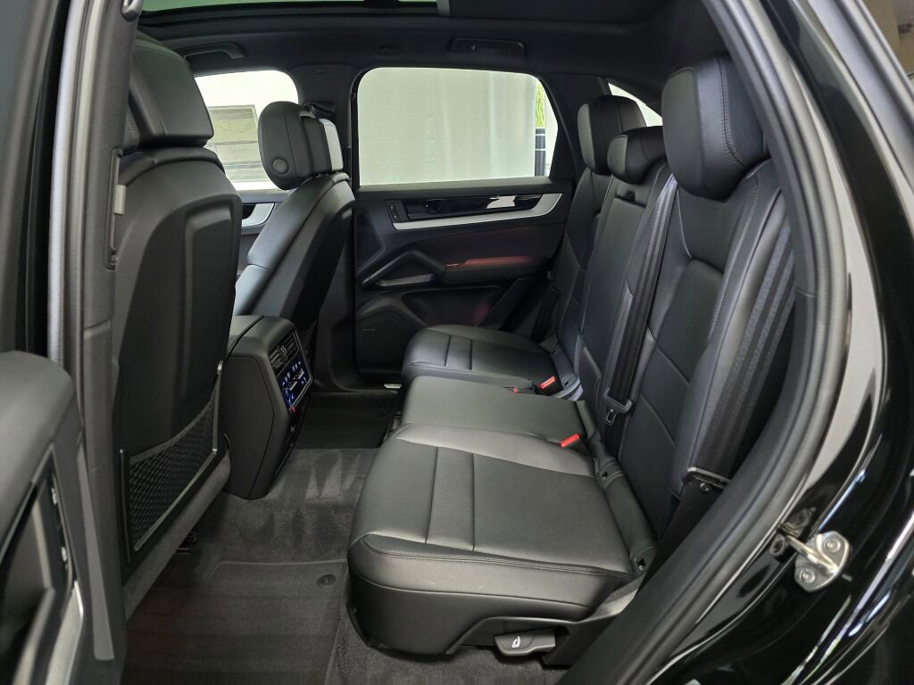 Certified 2025 Porsche Cayenne image 22