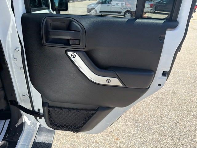 Used 2017 Jeep Wrangler Unlimited Sahara w/ Connectivity Group AWD/4WD image 16