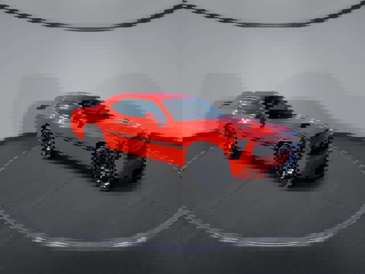 Used 2017 Dodge Challenger SXT image 2