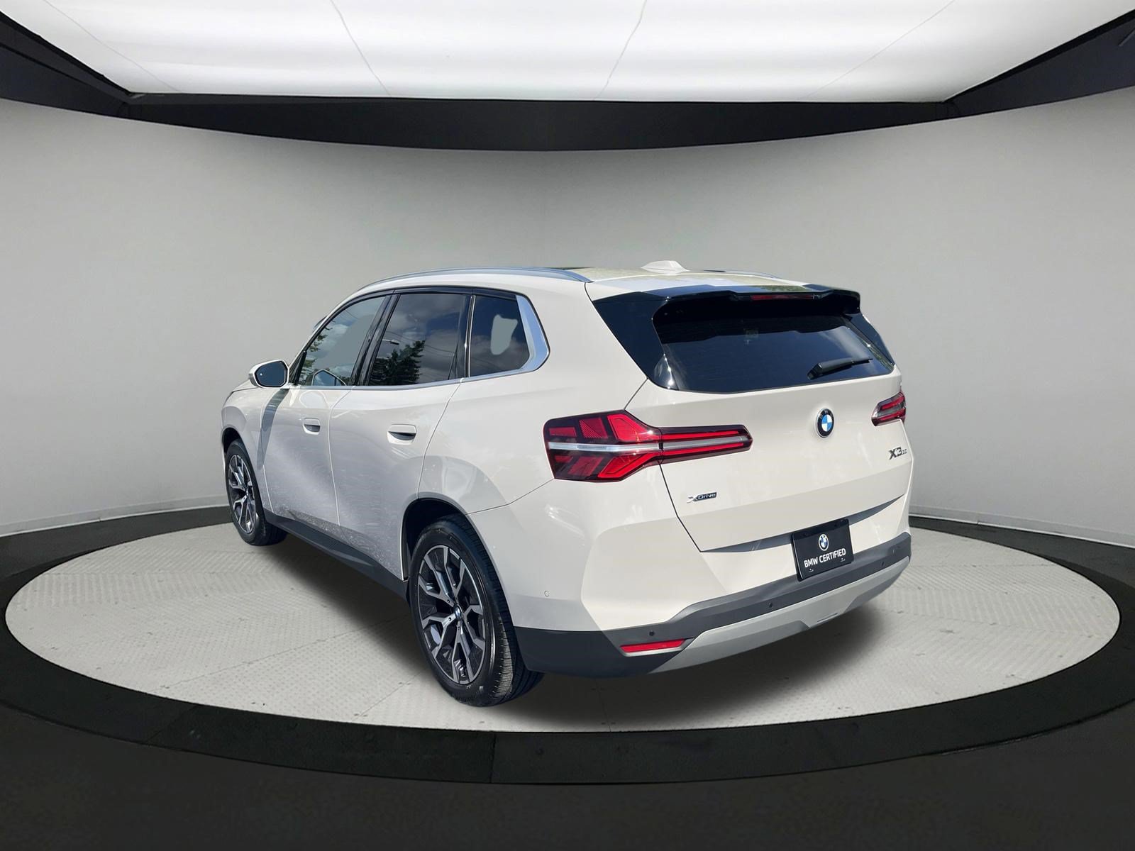 Certified 2025 BMW X3 xDrive30i w/ Premium Package AWD/4WD image 4