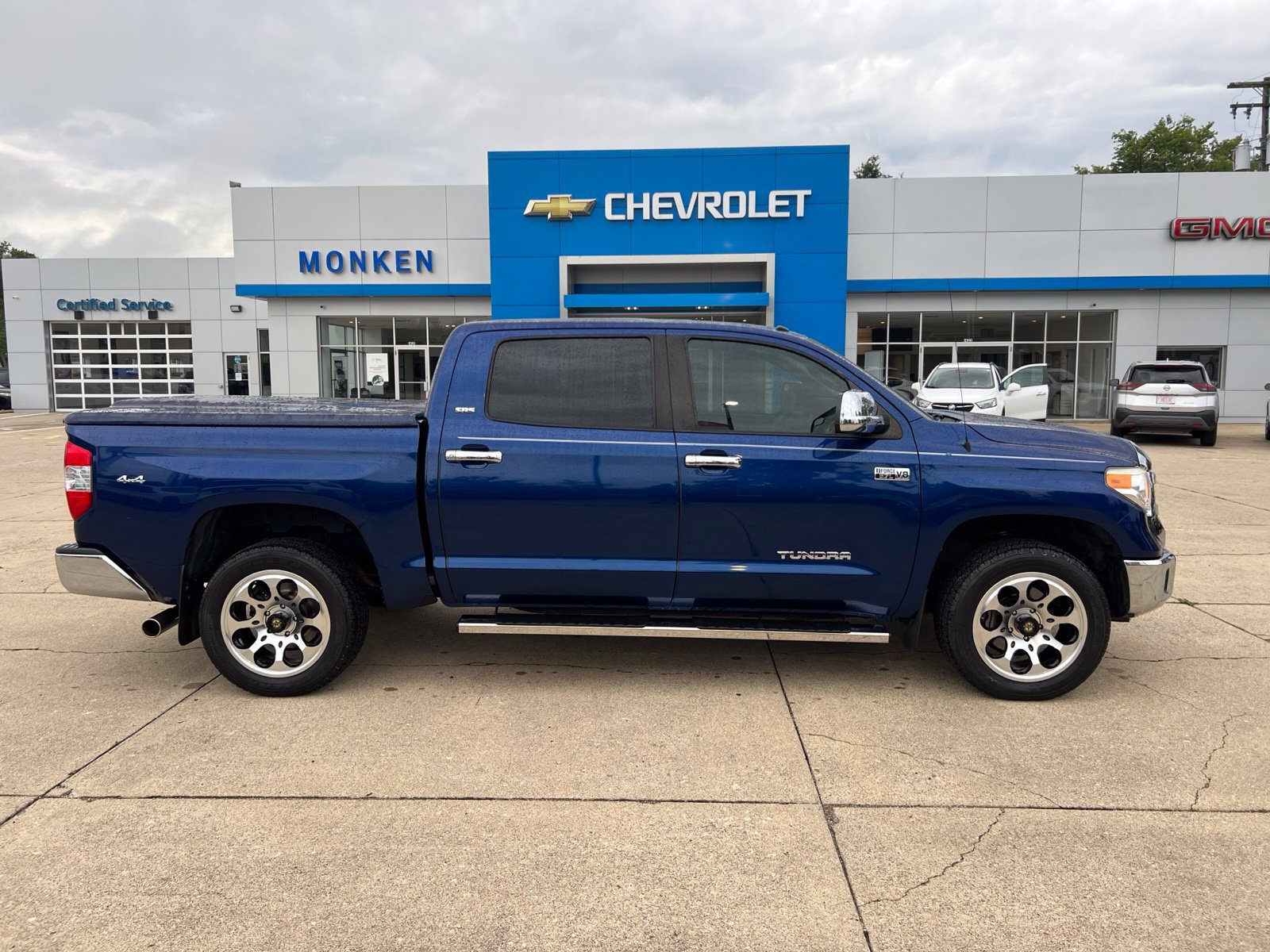 Used 2015 Toyota Tundra SR5 w/ SR5 Upgrade Package AWD/4WD image 2