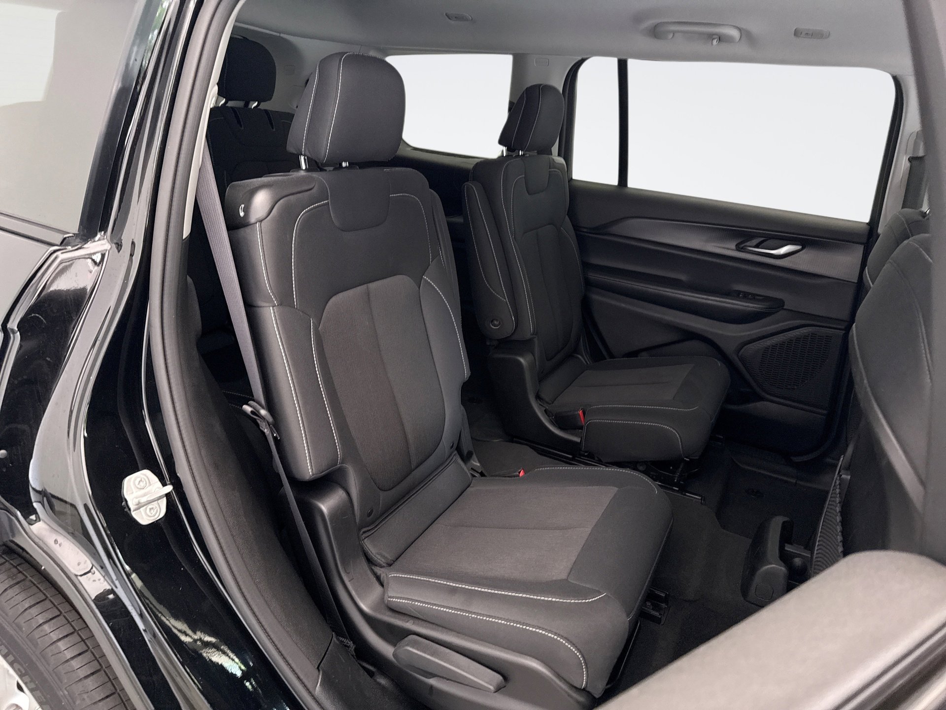 Used 2023 Jeep Grand Cherokee L Laredo image 17