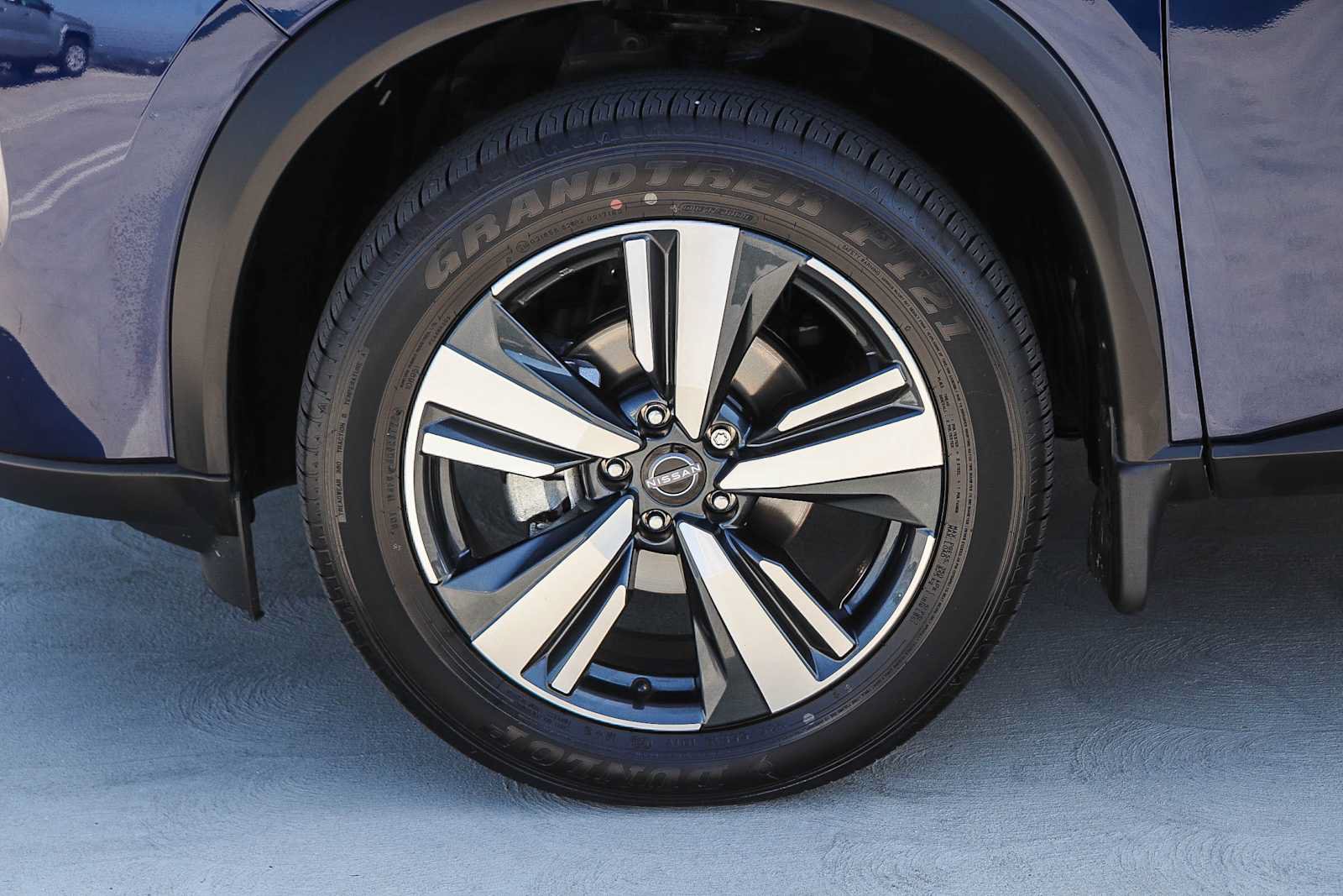 Used 2025 Nissan Rogue SL AWD/4WD image 11