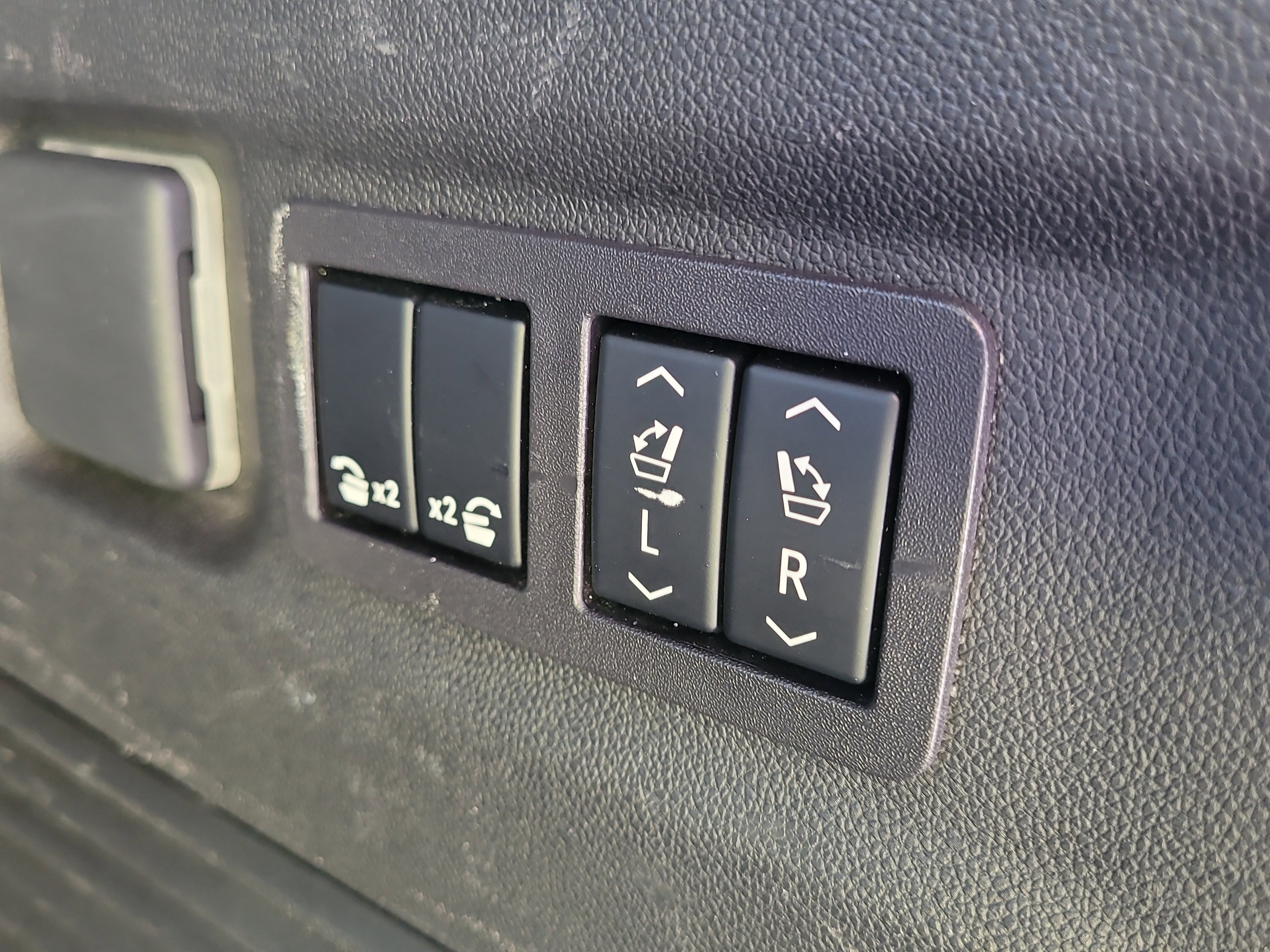 Used 2023 Chevrolet Suburban Premier image 13