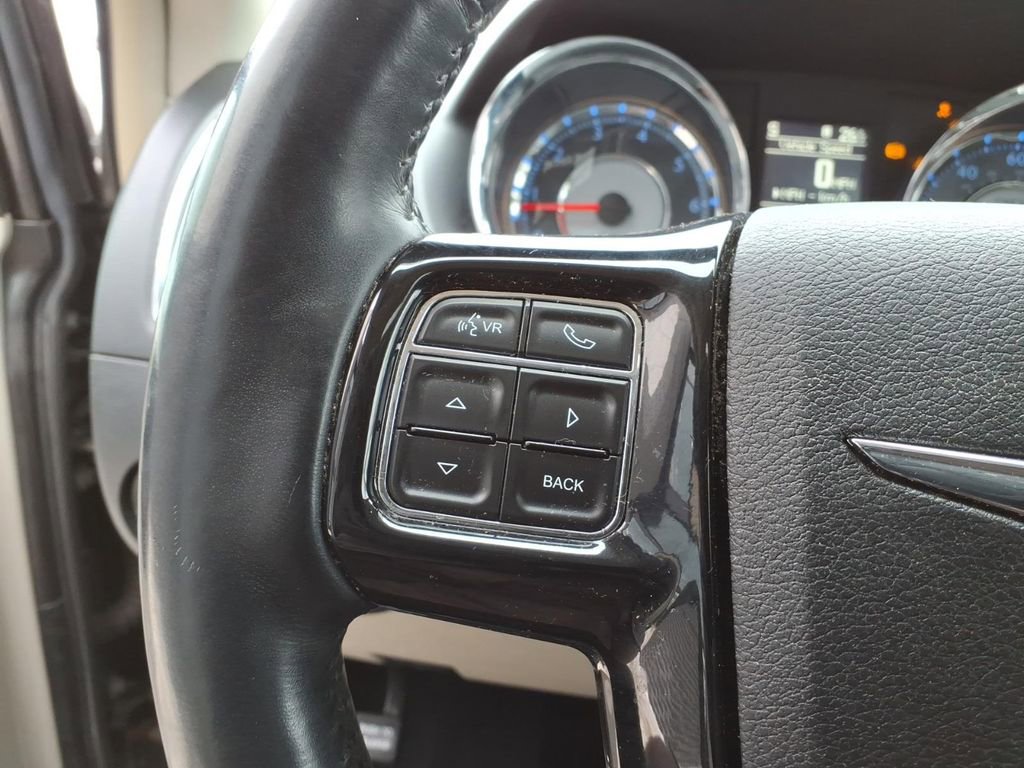 Used 2014 Chrysler Town & Country Touring-L image 18