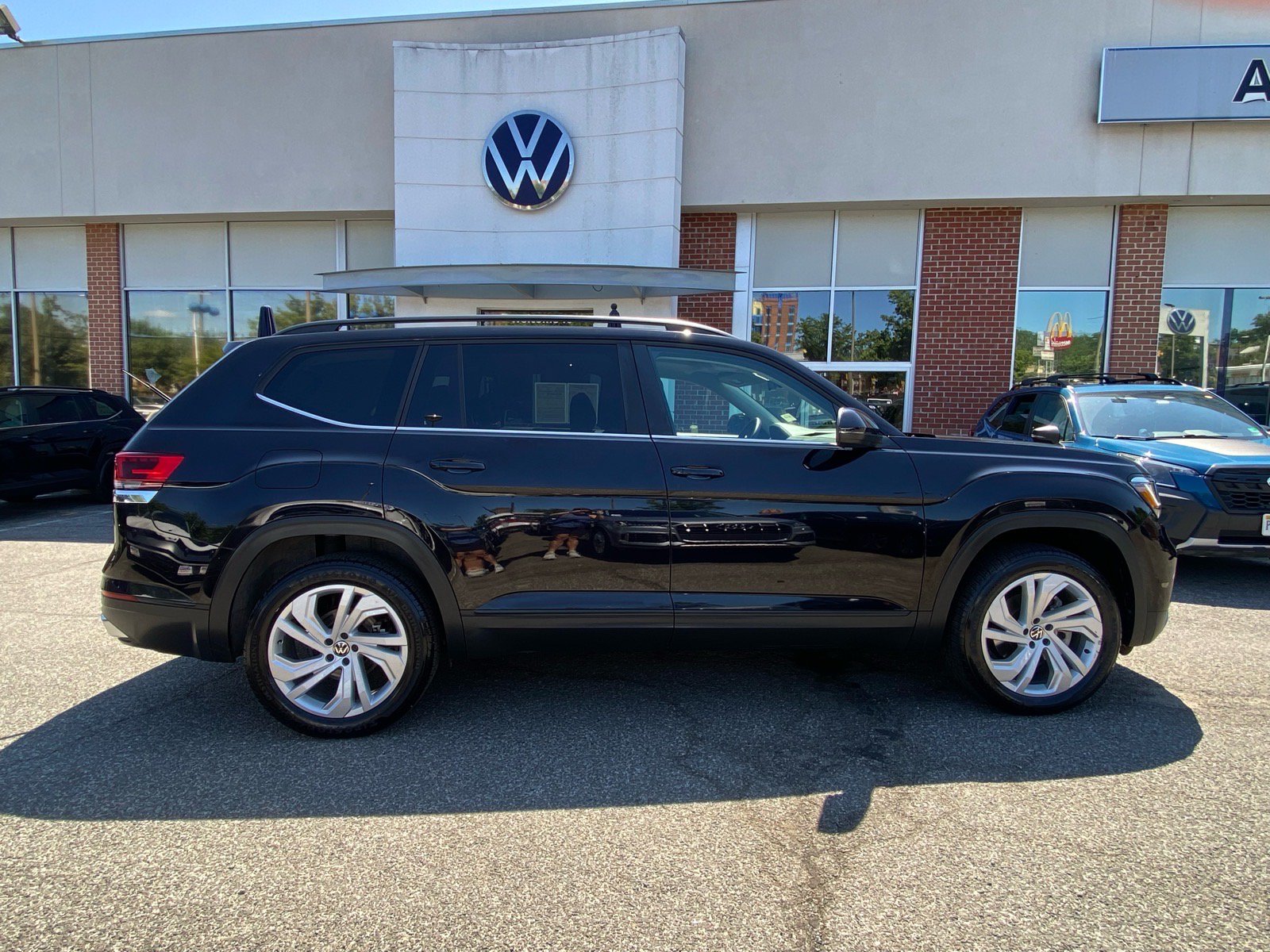 Certified 2023 Volkswagen Atlas SE w/ Panoramic Sunroof Package AWD/4WD image 2