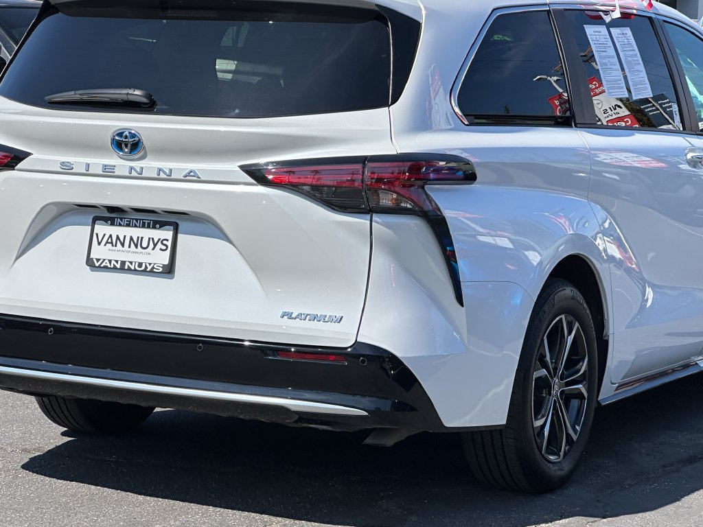 Used 2025 Toyota Sienna Platinum AWD/4WD image 8