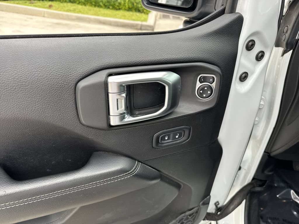 Used 2019 Jeep Wrangler Unlimited Sahara w/ Dual Top Group AWD/4WD image 40
