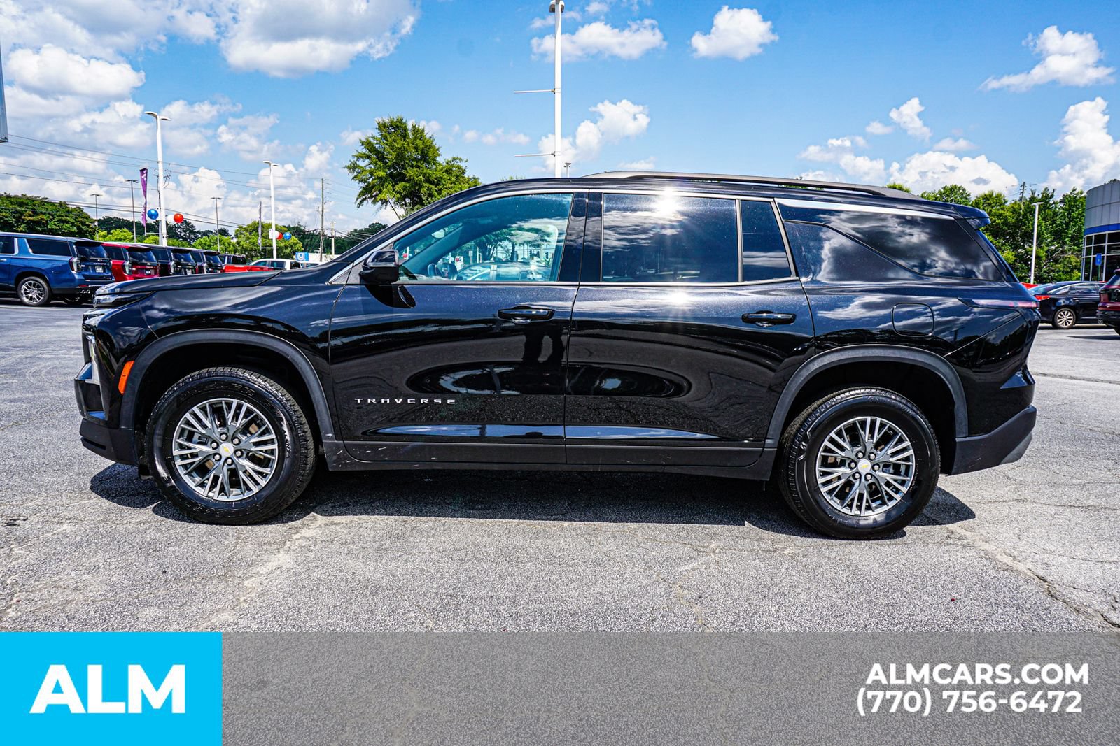 Used 2025 Chevrolet Traverse LT FWD image 9