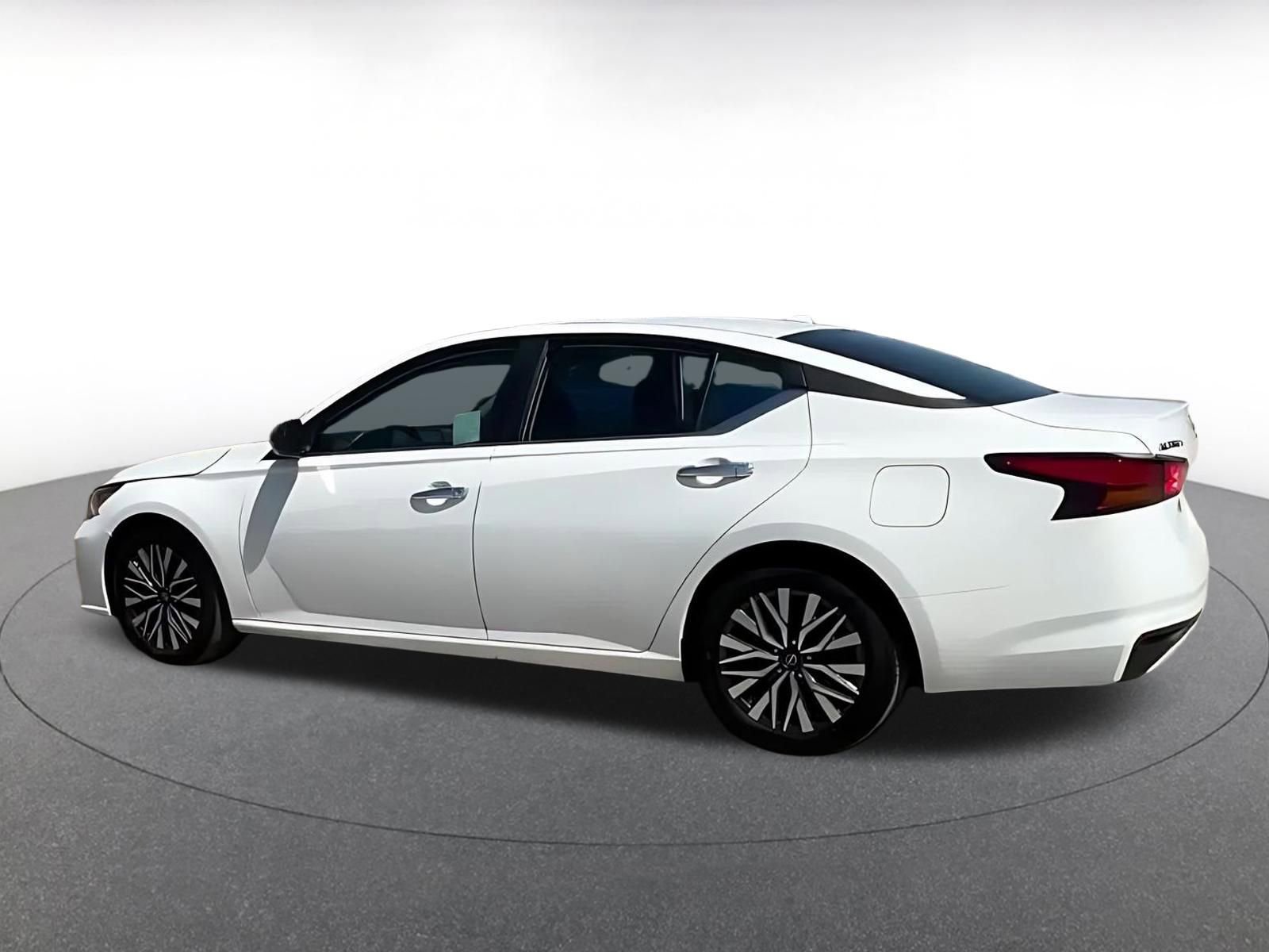 Used 2025 Nissan Altima 2.5 SV FWD image 10