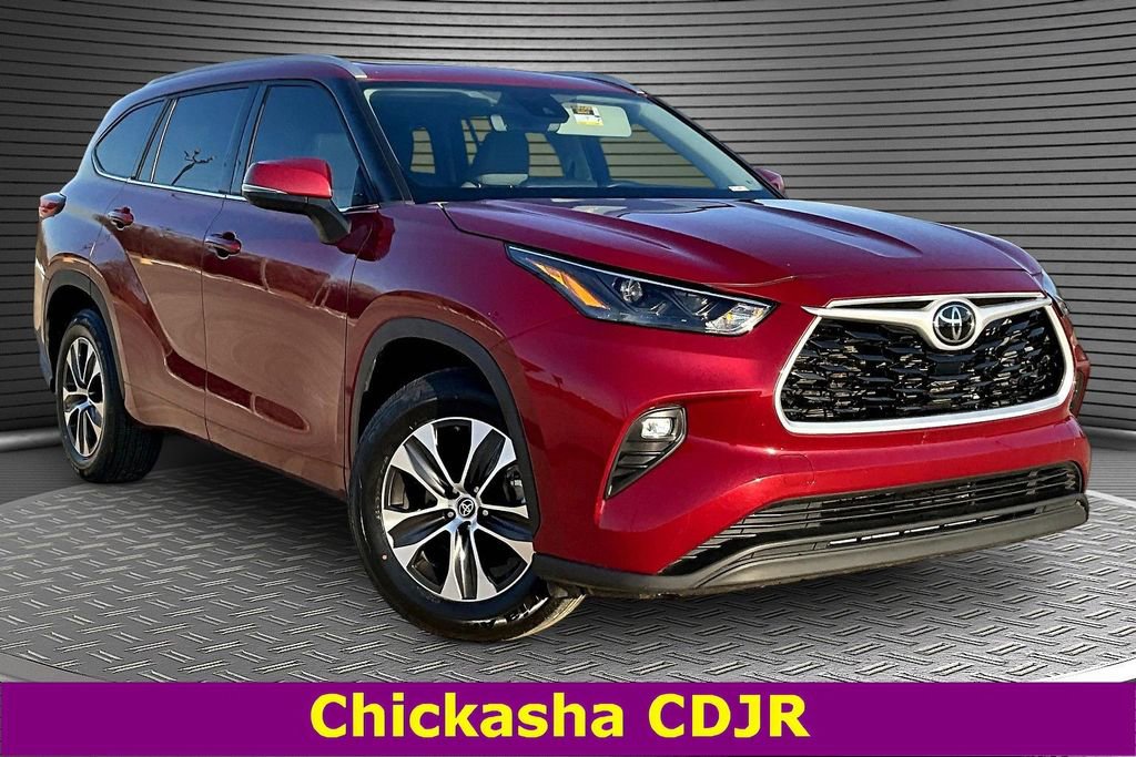 Used 2022 Toyota Highlander XLE image 3