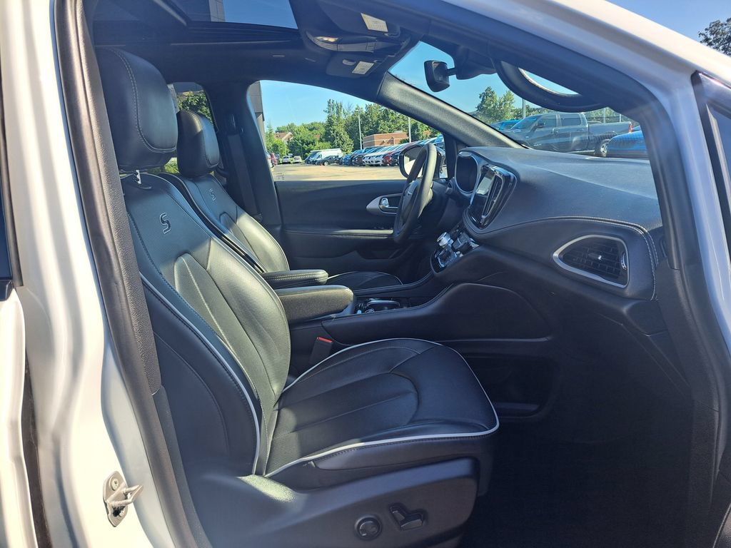 Used 2025 Chrysler Pacifica Limited FWD image 37
