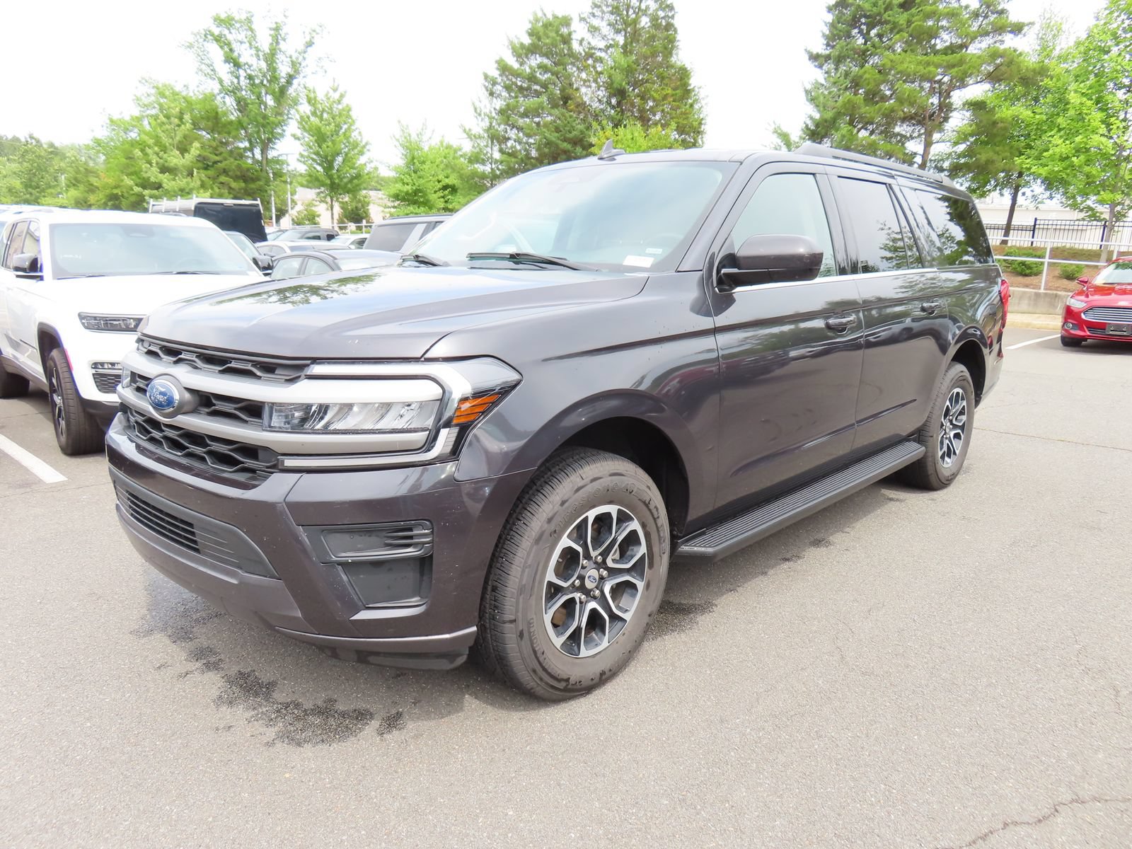 Used 2024 Ford Expedition Max XLT AWD/4WD image 3