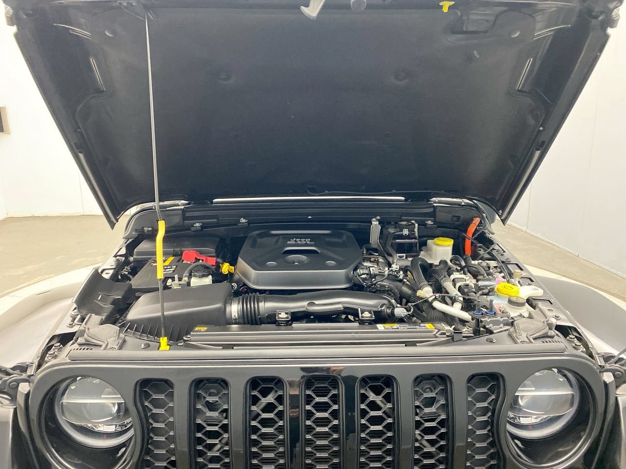 Used 2022 Jeep Wrangler Unlimited Sahara AWD/4WD image 11