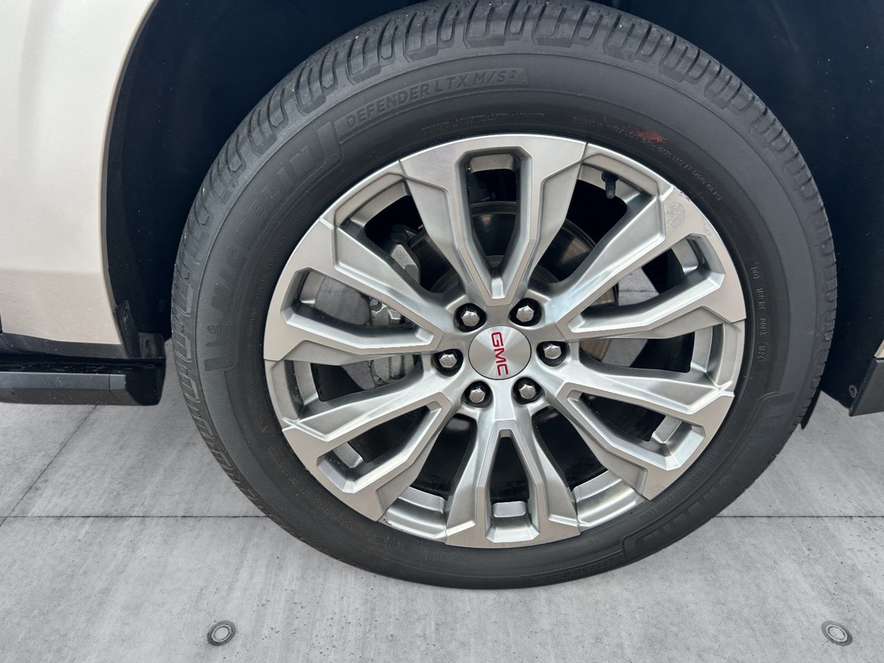 Used 2022 GMC Yukon Denali w/ Denali Premium Package AWD/4WD image 9