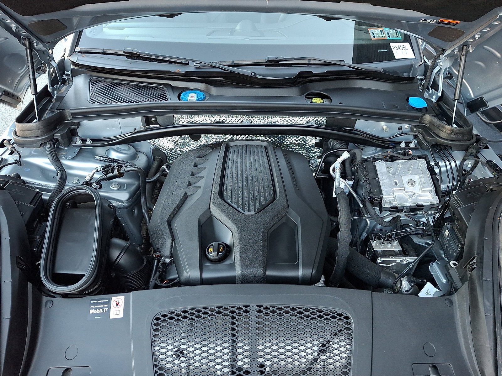 Certified 2025 Porsche Macan AWD/4WD image 30