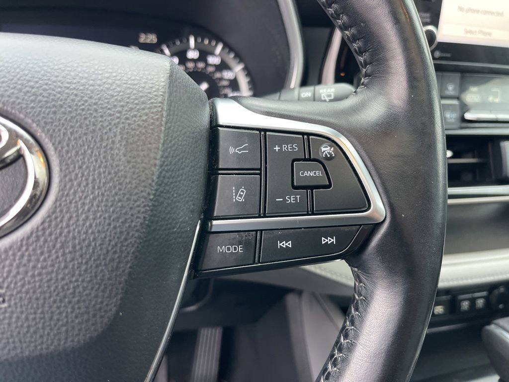 Used 2020 Toyota Highlander XLE image 17