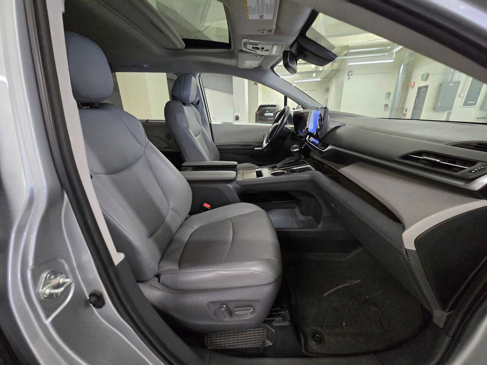 Used 2021 Toyota Sienna XLE w/ XLE Plus Package FWD image 11