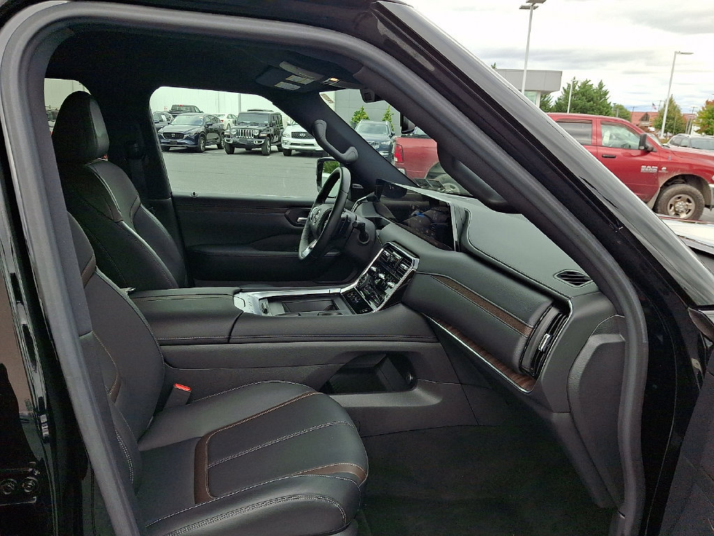 Used 2025 Nissan Armada SL AWD/4WD image 19