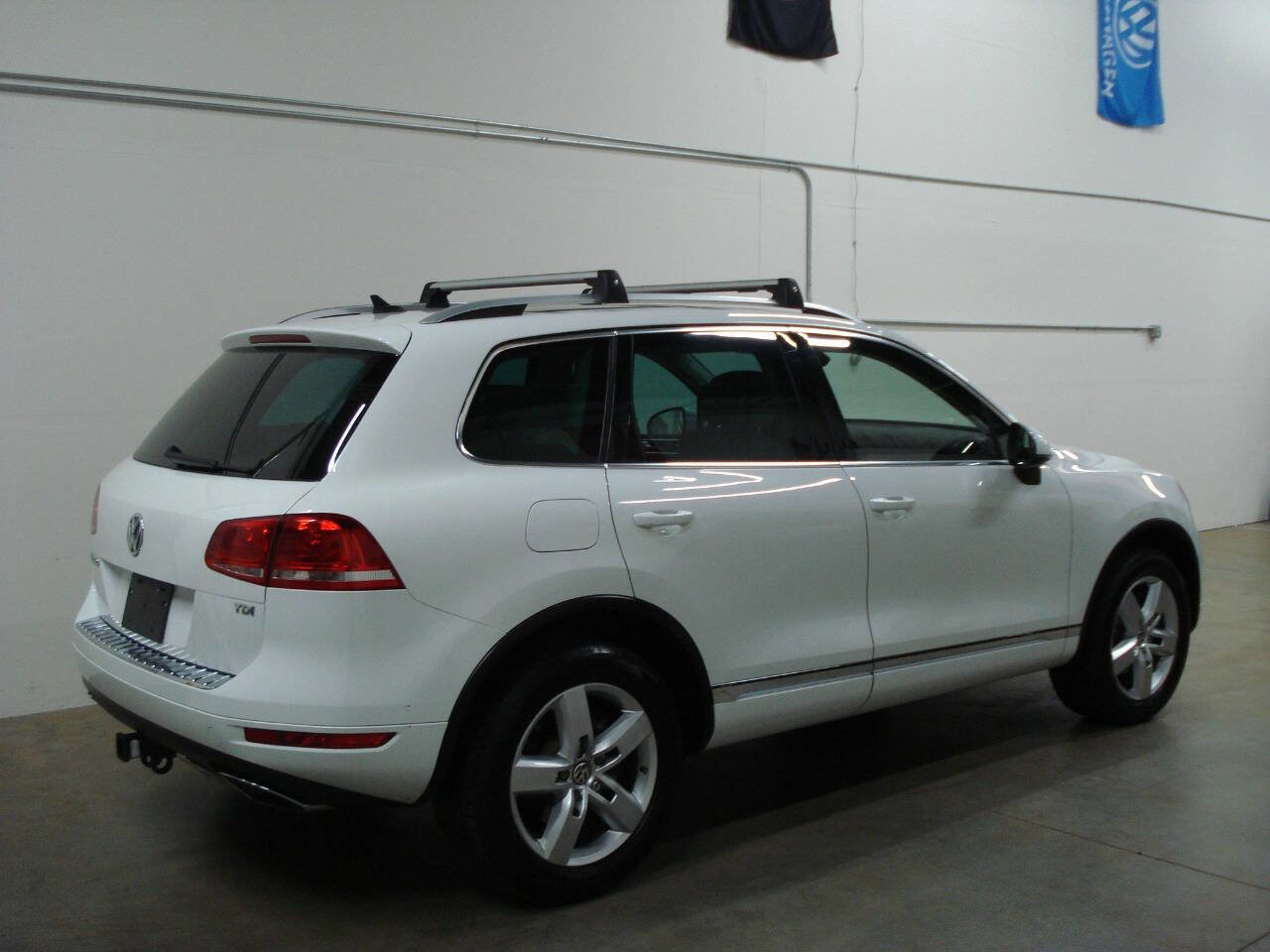 Used 2013 Volkswagen Touareg Sport image 32