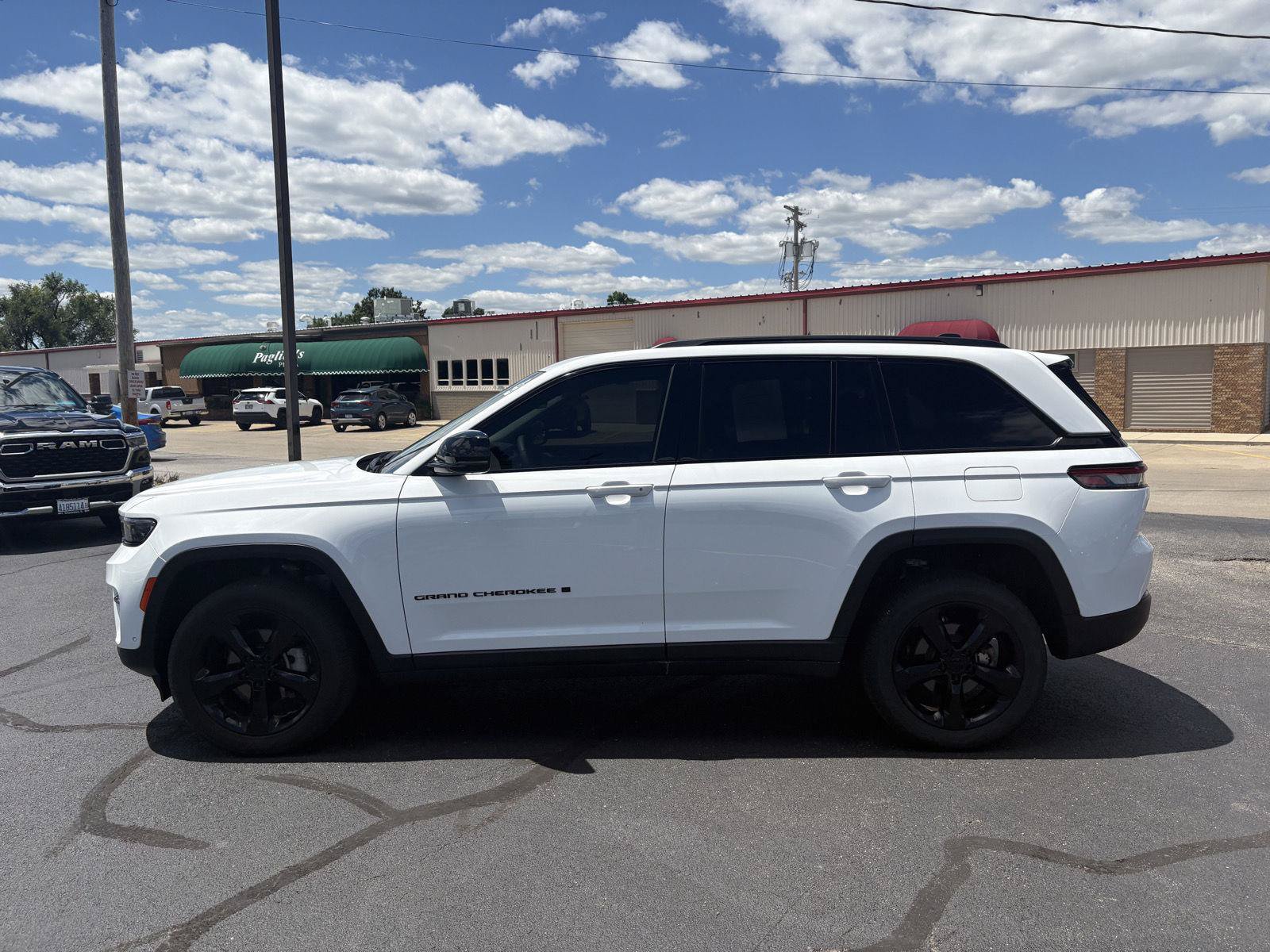 Used 2023 Jeep Grand Cherokee Limited w/ Luxury Tech Group II AWD/4WD image 7