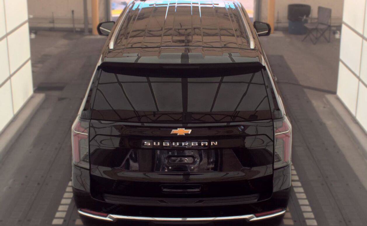 Used 2025 Chevrolet Suburban LS RWD image 17