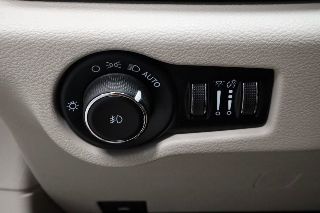 Used 2023 Chrysler Pacifica Touring-L FWD image 26