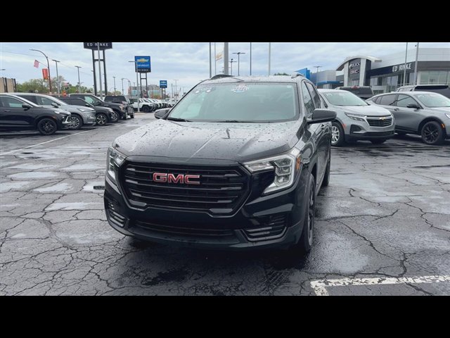 Used 2024 GMC Terrain SLE w/ Driver Convenience Package FWD image 3