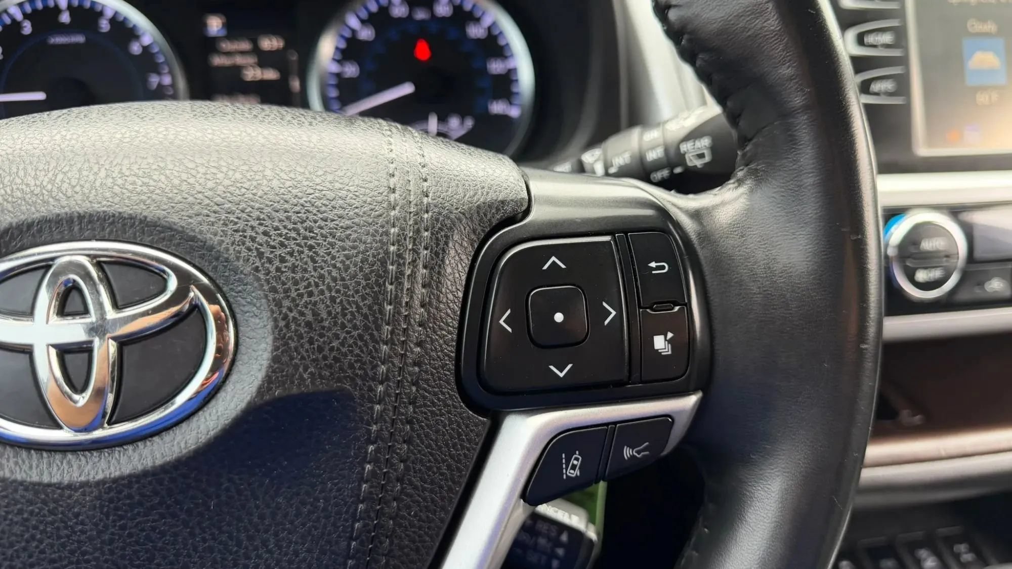 Used 2017 Toyota Highlander Plus AWD/4WD image 33