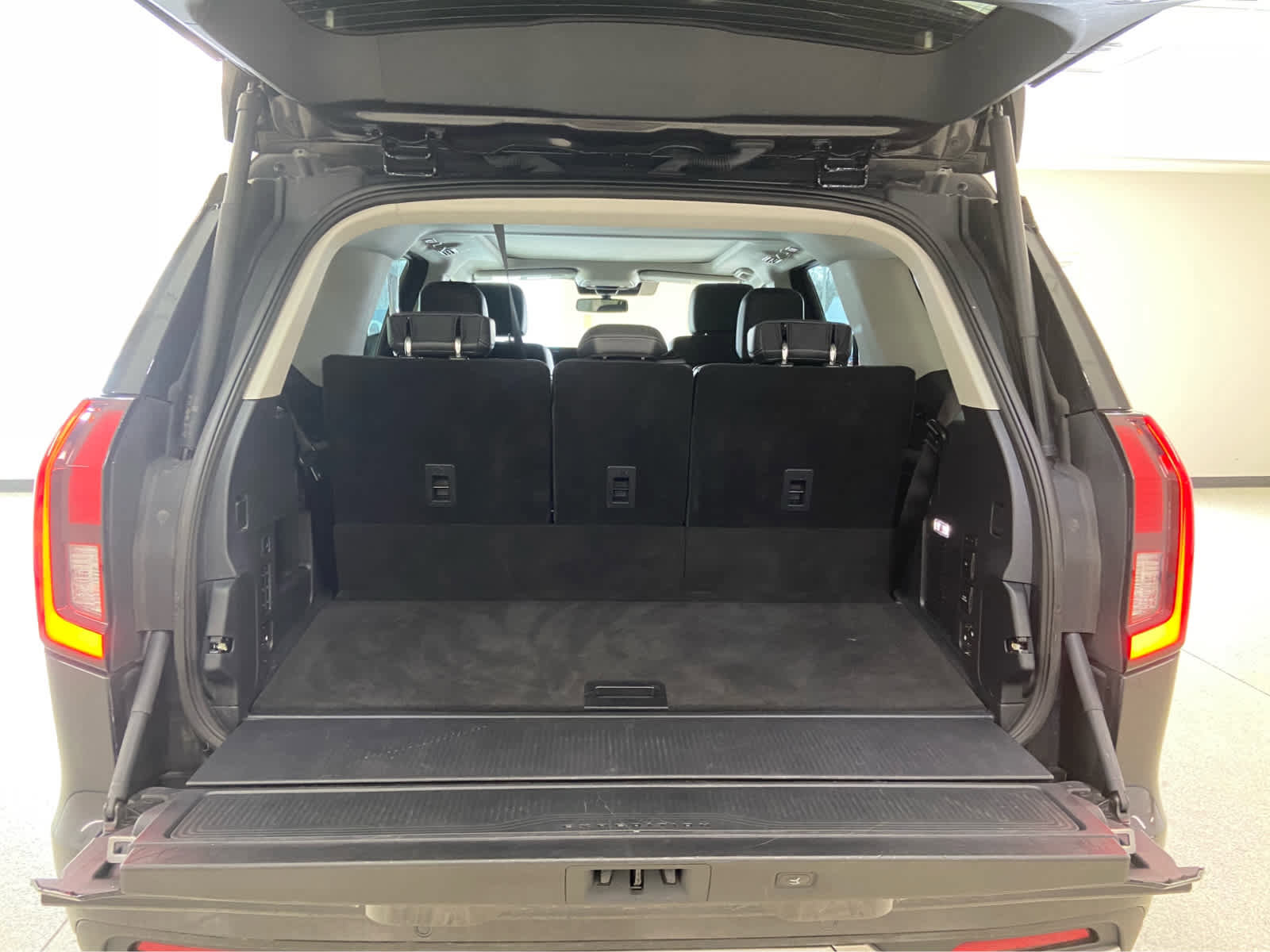 Used 2025 Ford Expedition Platinum image 10