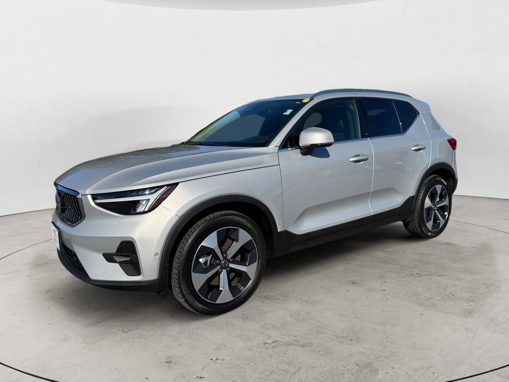 Certified 2025 Volvo XC40 B5 Plus AWD/4WD image 2