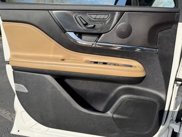 Used 2023 Lincoln Corsair Reserve w/ Jet Appearance Package image 12