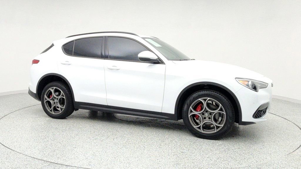 Used 2022 Alfa Romeo Stelvio Sprint image 3