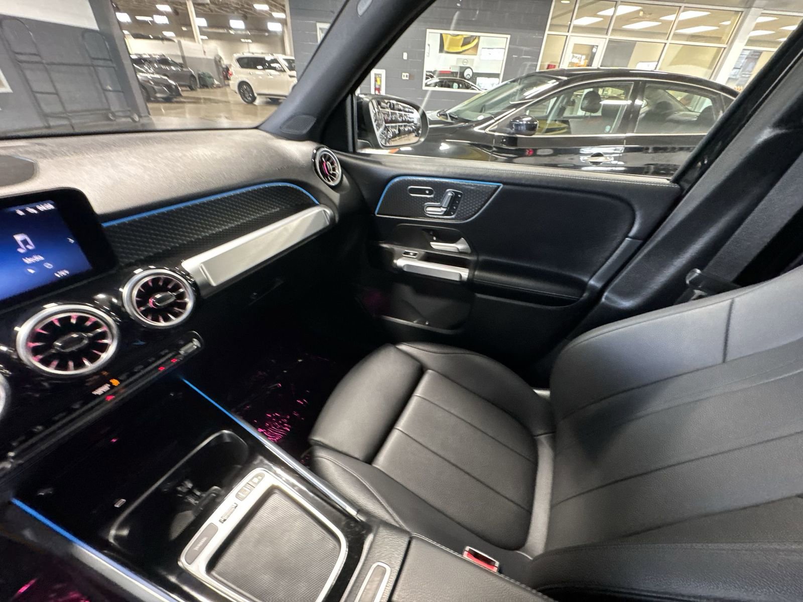 Used 2025 Mercedes-Benz GLB 250 image 3