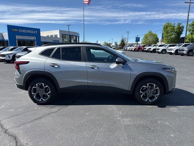 Used 2025 Chevrolet Trax LT FWD image 8