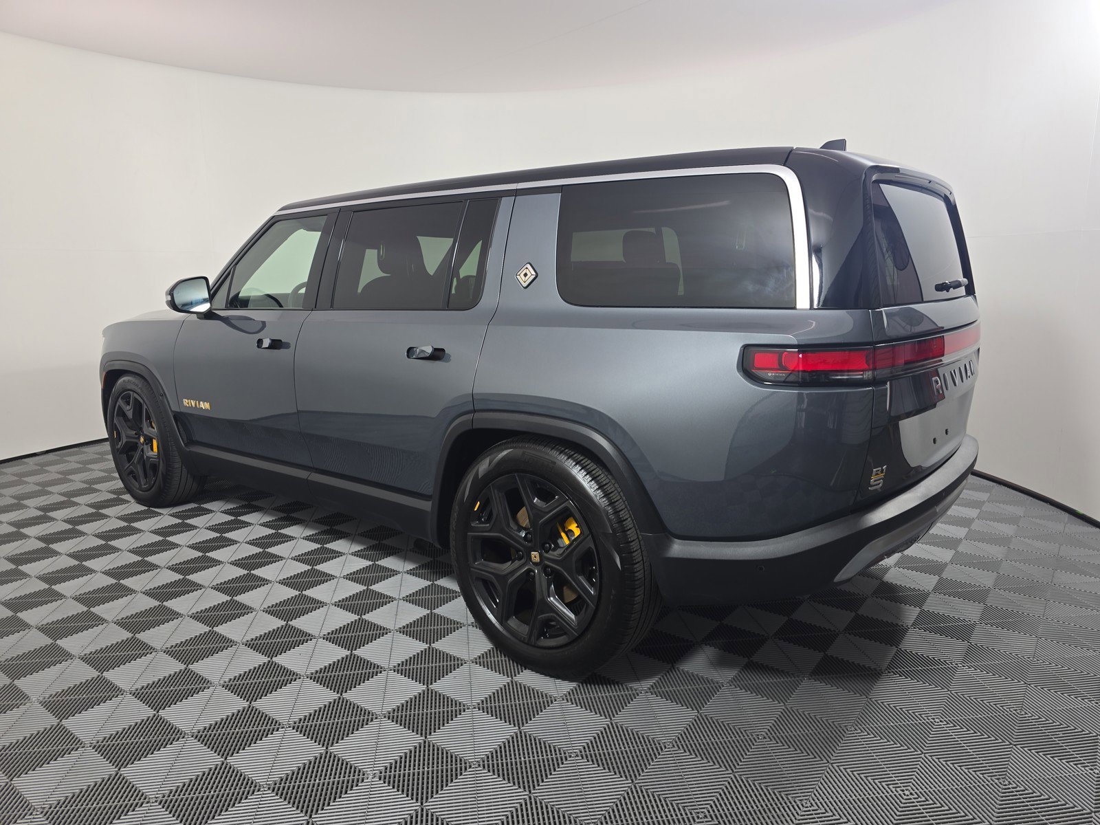 Used 2023 Rivian R1S Adventure AWD/4WD image 3