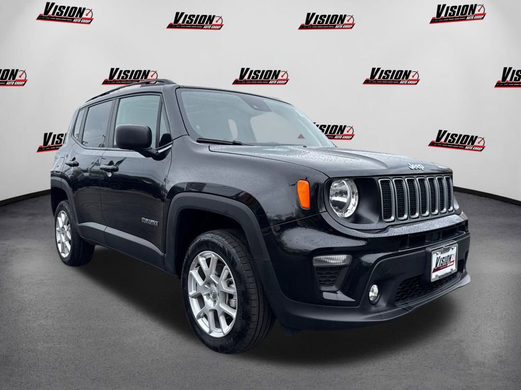 Used 2023 Jeep Renegade Latitude w/ Sun/Sound Group AWD/4WD image 3