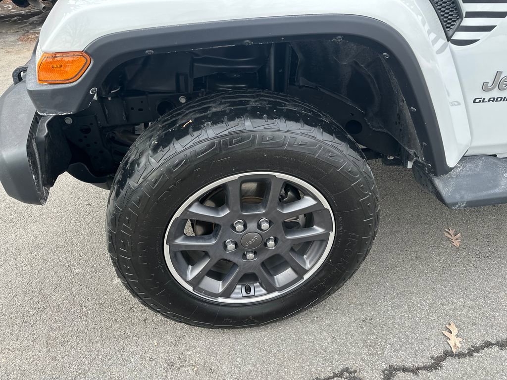 Used 2020 Jeep Gladiator Overland image 2