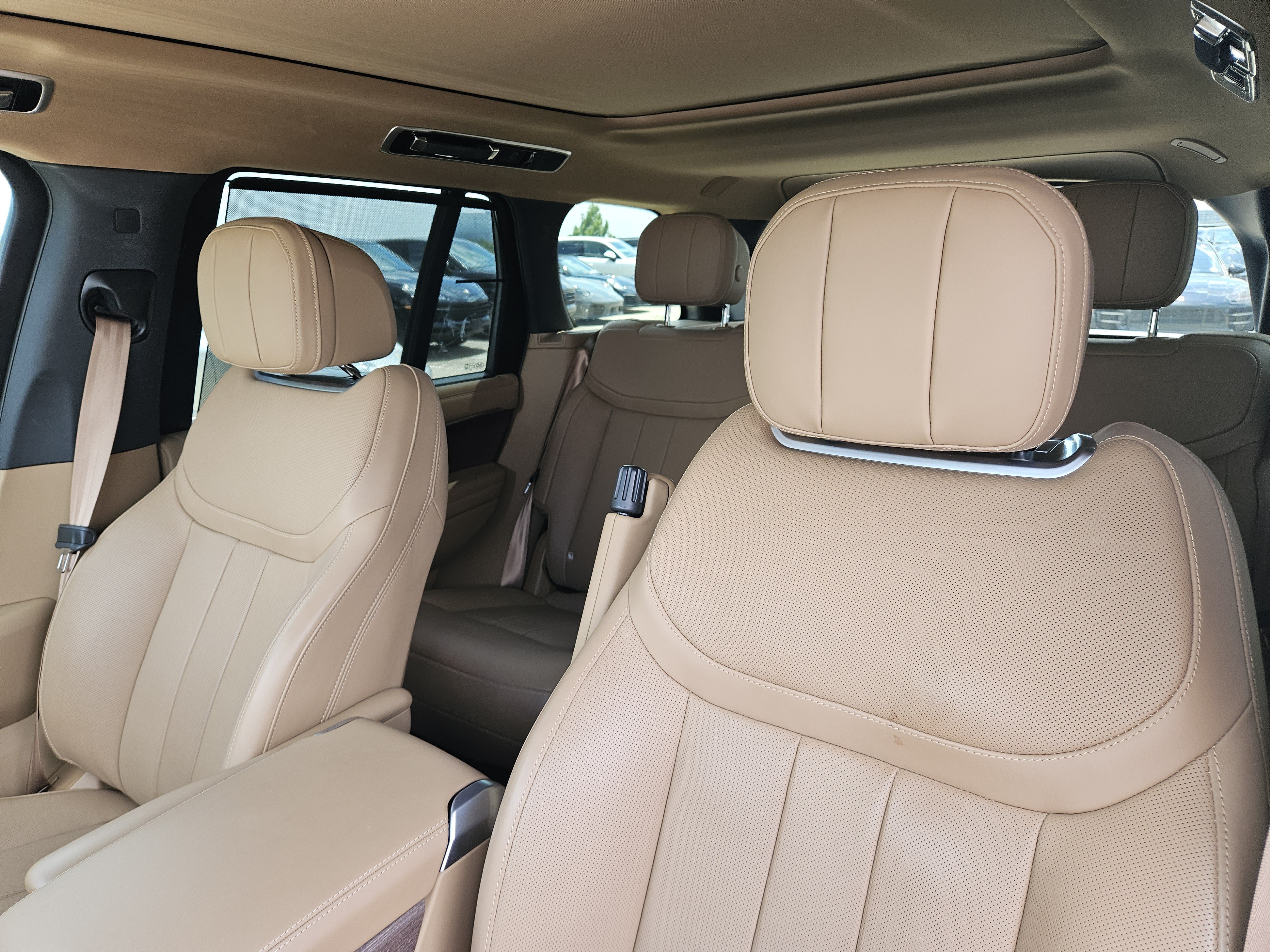 Used 2025 Land Rover Range Rover SE AWD/4WD image 6