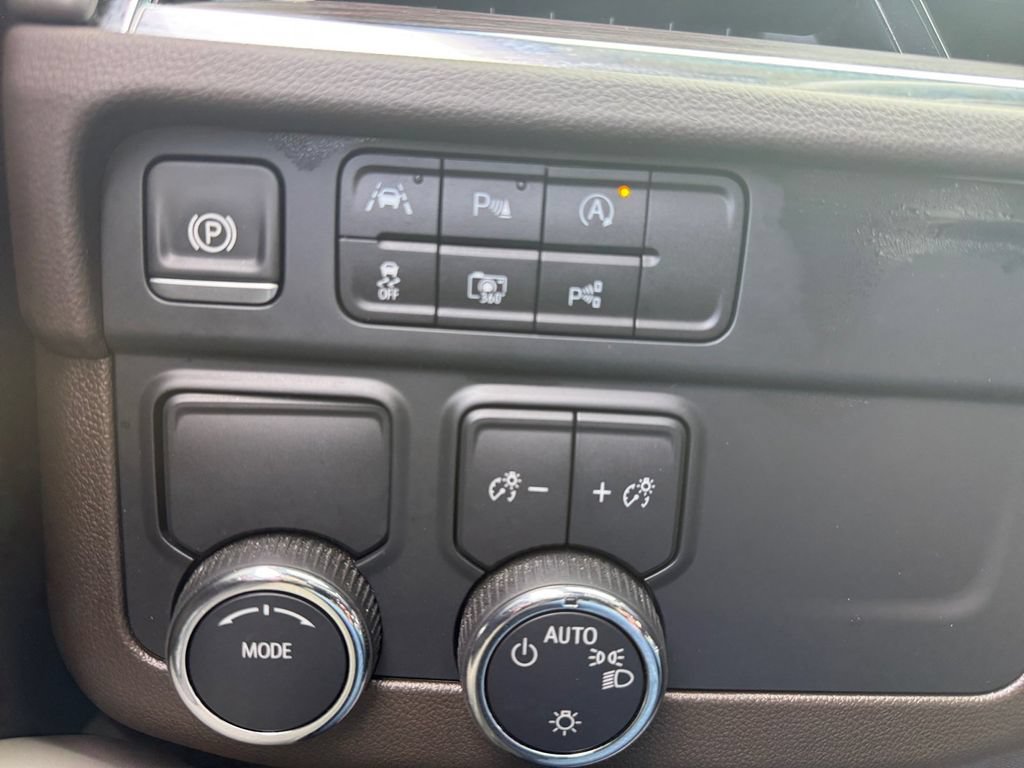 Used 2025 Chevrolet Suburban LT RWD image 39