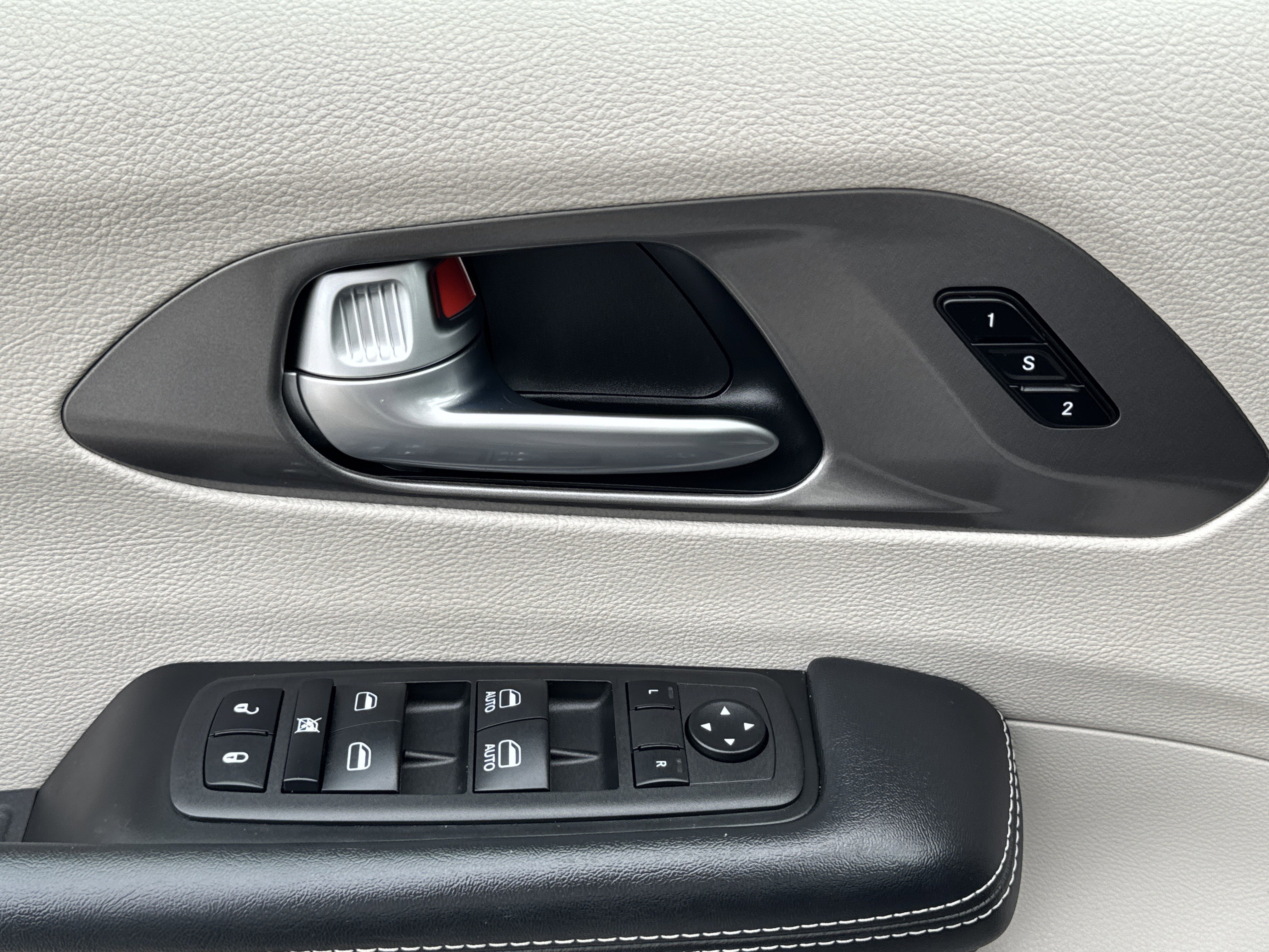 Used 2023 Chrysler Pacifica Touring-L image 26