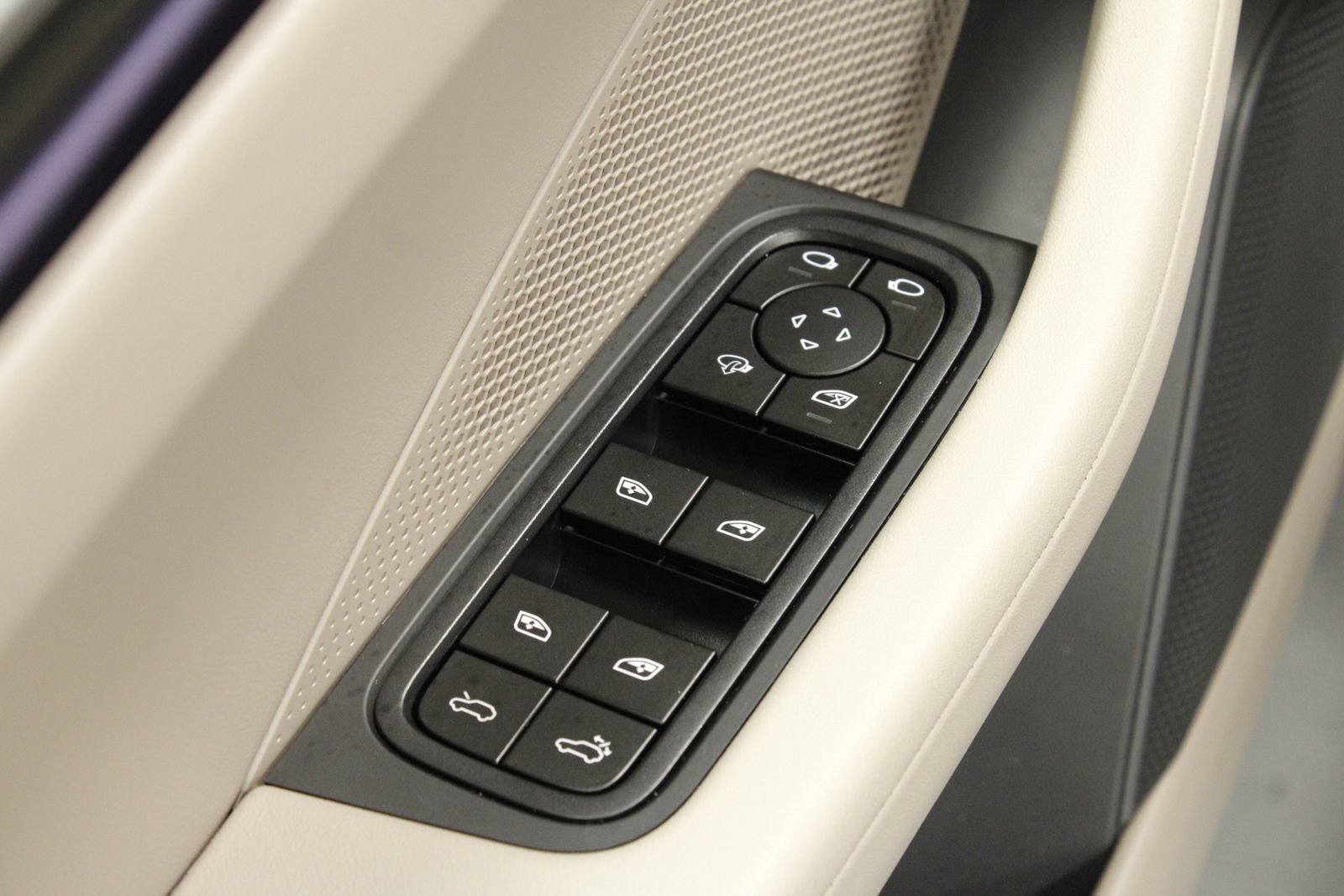 Certified 2025 Porsche Macan 4 Electric AWD/4WD image 28